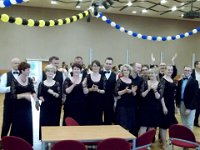 100 2135 : Alle happy